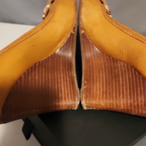 Tory Burch Tan Leather Heels with Medallion In Size 7 - Picture 6 of 7